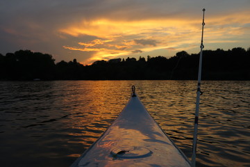 Pesca a spinning al tramonto