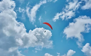 Fototapeten Fallschirmspringer fliegen in den Bergen © Alexander Lupin
