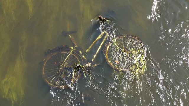 historische Altstadt L&uuml;neburg - weggeworfenes Fahrrad in der Ilmenau