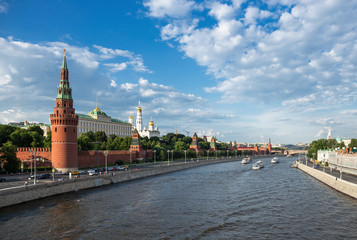Obraz premium View of the river Moscow with walking ship, Kremlevskaya Embankment and towers of the Moscow Kremlin