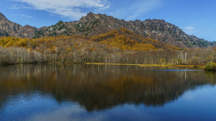 Fototapeta na wymiar 秋の鏡池の風景