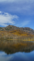 秋の鏡池の風景