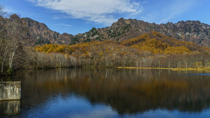 秋の鏡池の風景