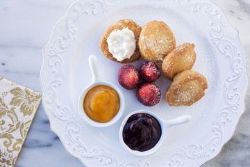 panqueques y fresas con mermelada.