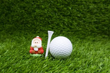 Naklejka premium Santa with golfer are on green grass on holiday