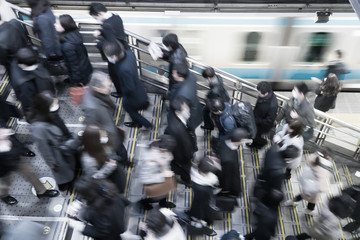 Obraz premium 東京 通勤風景 駅のホーム 