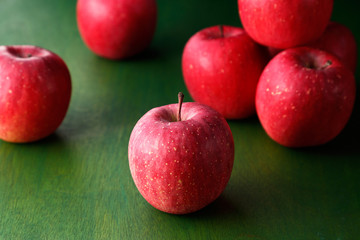 沢山の真っ赤なりんご