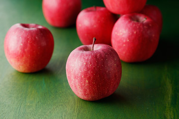 沢山の真っ赤なりんご