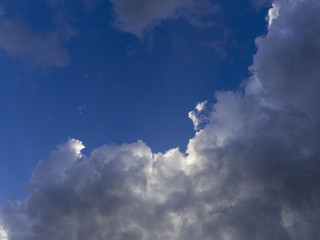 Naklejka na ściany i meble Nubes en cielo azul antes de la tempestad