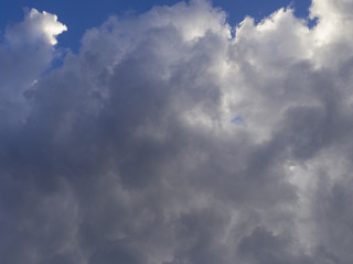Nubes en cielo azul antes de la tempestad