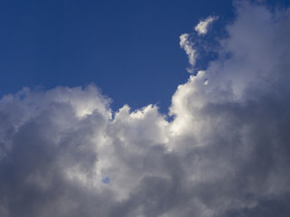 Nubes en cielo azul antes de la tempestad