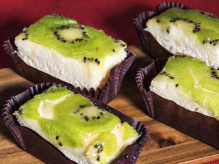 Cheesecake with kiwi.