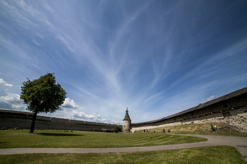 Fototapeta na wymiar the tower of the Pskov Kremlin