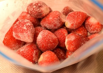 保存袋に入れた冷凍イチゴ