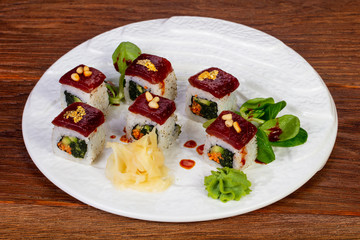 Japanese roll with tuna and gold