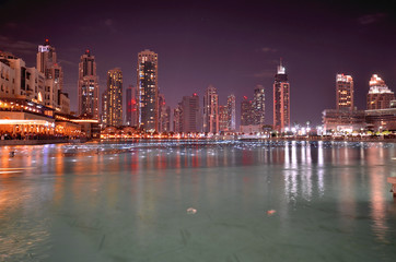 Obraz premium Night view of the skyscrapers in Dubai, United Arab Emirates