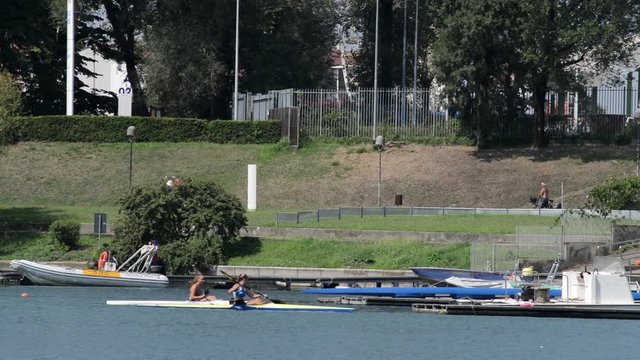 Atleti in riscaldamento sul bacino prima della competizione di canoa