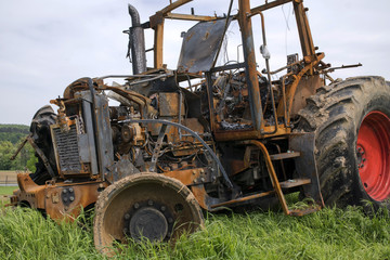 Traktor abgebrannt verrostet