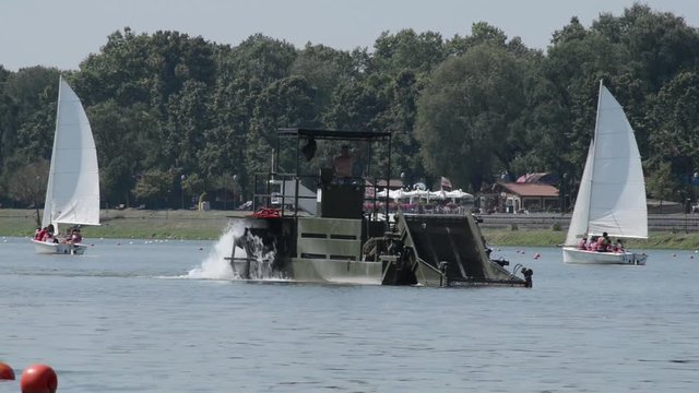 battello per la pulizia del lago dalle alghe