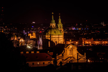 Der Aussichtspunkt vor der Prager Burg mit Aussicht auf die Altstadt in Sommer bei Abenddämmerung