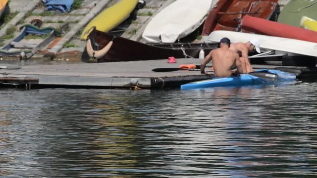 Atleti in riscaldamento sul bacino prima della competizione di canoa