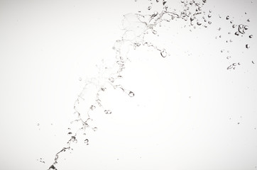 Chorro de agua sobre fondo blanco