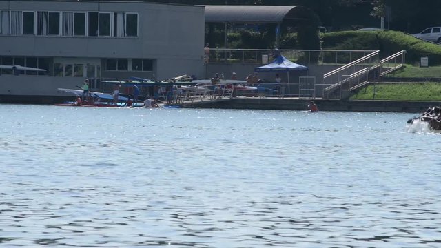 Atleti in riscaldamento sul bacino prima della competizione di canoa