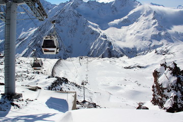 Fototapeta na wymiar skilift in the snowy mountains of the Caucasus