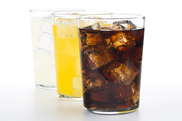 Vasos con refrescos de cola, naranja y limón