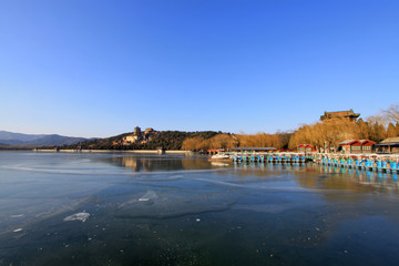 Fototapeta na wymiar lake and mountain scenery in winter, in the Summer Palace