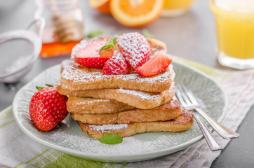 French toast with strawberries