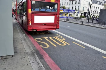 Foto op Aluminium De rode dubbeldekkerbus rijdt op de weg in Londen © suman