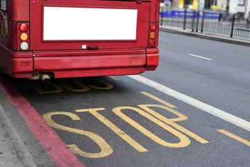 Zelfklevend Fotobehang De rode dubbeldekkerbus rijdt op de weg in Londen © suman