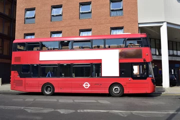 Foto op Plexiglas De rode dubbeldekkerbus rijdt op de weg in Londen © suman