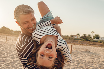Vater und Tochter zusammen am Strand