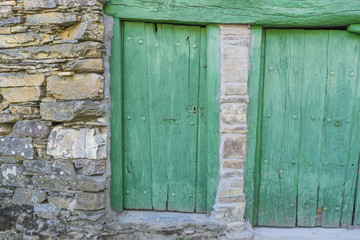 Obraz na płótnie Canvas Green door, wood and stone houses in the province of Zamora in Spain