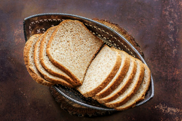 corbeille de tranches de pain de mie 