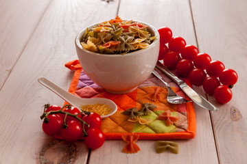Bol con pasta de colores