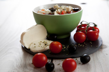 Tomates, mozzarella, orégano y aceitunas