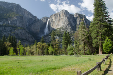 Fototapeta na wymiar Yosemite Waterfall in Yosemite National Park, USA
