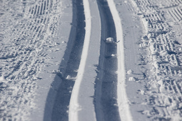 Nahaufnahme der Skispur in einer Loipe