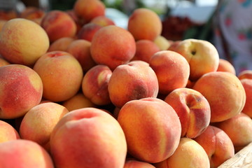 Fototapeta na wymiar Peaches at the Farmer's Market 1