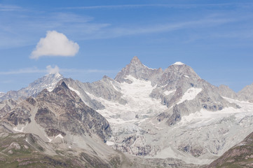 Fototapeta na wymiar Zermatt, Wallis, Alpen, Wellenkuppe, Zinalrothorn, Ober Gabelhorn, Gabelhorngletscher, Gletscher, Wanderweg, Schweizer Berge, Sommer, Schweiz