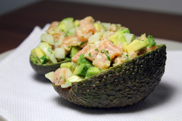 Gebratener Fisch mit Salat 