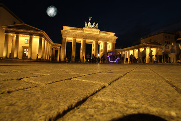 Obraz premium porte de brandebourg à berlin la nuit avec lune