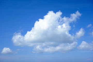 Fototapeta na wymiar 夏の青い空と雲