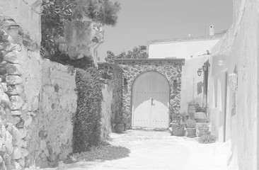 Fototapeta premium Summer day on a narrow street in Emporio, on the island of Santorini