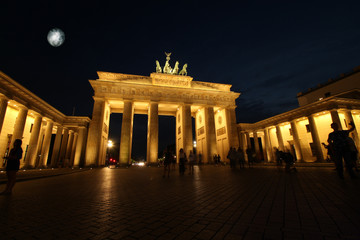 porte de brandebourg à berlin la nuit avec lune