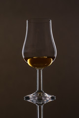 Glas mit schottischen Whisky und Spiegelung