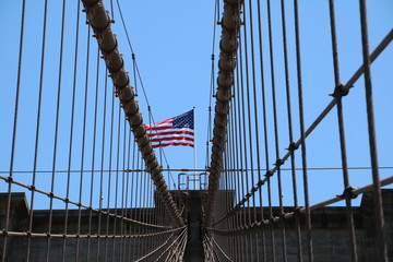 Fototapeta premium Amerykańska flaga z Brooklyn Bridge